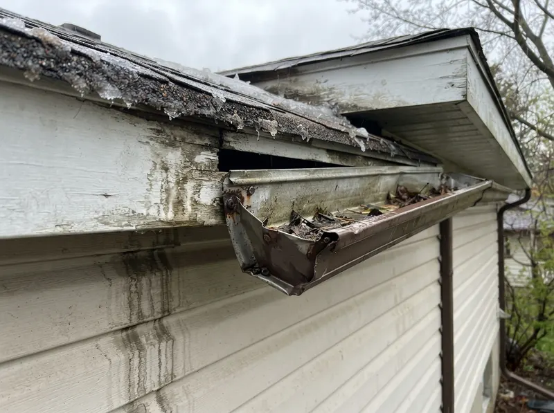 Gutter Repair inline 1 β damaged gutter close-up